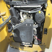Minipala Gommata Usata Caterpillar Cat 242B da 3 Tonnellate con Motore e Cambio in Vendita