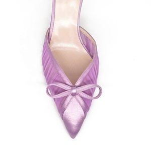 Mezze <span class=keywords><strong>scarpe</strong></span> <span class=keywords><strong>con</strong></span> <span class=keywords><strong>tacco</strong></span> <span class=keywords><strong>con</strong></span> punta chiusa a fiocco <span class=keywords><strong>con</strong></span> tacchi medi viola per le signore a pieghe in Mesh muli neri - Product Image 5