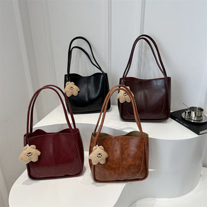 2025 가을 겨울 복고풍 토트 백 여성을위한 대용량 레저 개인화 된 질감 새로운 트렌디 메신저 백 - Product Image 1