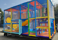 Structure de jeu mobile personnalisable multi-matériaux avec piscine à balles et toboggan spiralé pour enfants, idéale pour les cafés, les centres de divertissement familial (FEC), les maternelles et les garderies