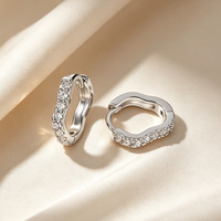 Boucles d'oreilles Huggie en argent sterling S925 à motif vague |   Pierres facettées blanches plaquées platine |   Diamètre intérieur de 6 mm et 8 mm pour femmes