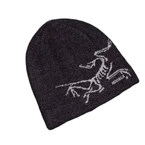 Commercio all'ingrosso di alta qualità 100% acrilico Designer personalizzato proprio Logo moda uomo gemello Unisex lavorato a maglia Jacquard Beanie Hat Cap