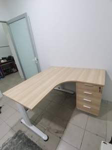 Mesa de conferencias de oficina moderna en forma de L con patas de metal y pedestal 4D para uso comercial para el hogar o el lugar de trabajo - Product Image 5