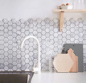 Mosaicos Hexagonales de Mármol Blanco Carrara con Acabados Mixtos Pulidos, Cepillados y Mate para Decoración de Paredes y Pisos de Baños y Cocinas - Product Image 3