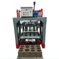 Machine à fabriquer des blocs emboîtables pour ligne de production de briques creuses et pleines en ciment