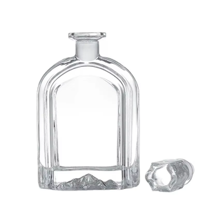 Bouteille à spiritueux vide en <span class=keywords><strong>verre</strong></span> <span class=keywords><strong>cristal</strong></span> blanc de haute qualité, 500 ml, avec bouchon en liège, corps carré unique à fond bombé, pour usage industriel - Product Image 1