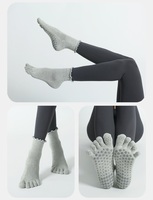 OEM ODM Chaussettes antidérapantes à 5 orteils en caoutchouc et PVC à volants Chaussettes en coton pour le fitness, le pilates et le yoga.