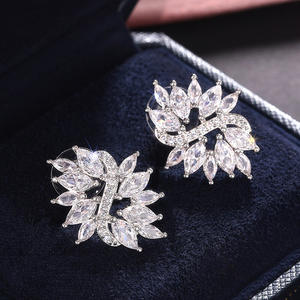 Orecchini a Perno con Fiore Bianco Champagne, Cristallo Taglio Marquise, Strass con Montatura a Griffe, Gioielli Romantici da Sposa per Donna - Product Image 4