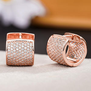 Boucles d'oreilles Huggie en or rose, clous géométriques micro-pavés en cristal et strass, bijoux de mode classiques unisexes pour soirée - Product Image 4