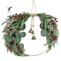 Couronne de Noël en métal avec eucalyptus, pommes de pin givrées et clochette en laiton pour porte d'entrée ou décoration murale