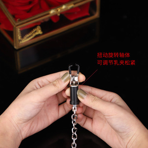 Pinzas para pezones con cadena y peso, intensidad ajustable, para uso adulto, accesorios de dominación apasionada, colores negro, plateado y dorado. - Product Image 4