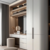 Conception de dressing moderne et sur mesure de luxe pour architectes, avec planification intégrée des armoires, pour projets de villas haut de gamme