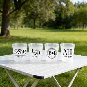 Gobelet de stade givré personnalisé de 12 oz pour les faveurs de réception de mariage, vaisselle en plastique réutilisable élégante avec noms et date personnalisés - Product Image 1