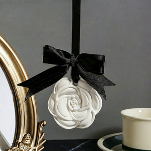 Diffuseur d'aromathérapie suspendu en forme de rose, parfum solide, décoration élégante pour la maison et la voiture, sans électricité - Product Image 1