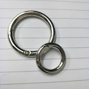 Venta al por mayor de fábrica: Anillo metálico abrible móvil de aleación de zinc, tipo resorte 33, localizador vintage antipérdida para llavero metálico con hebilla - Product Image 5