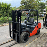 Chariot élévateur TOYOTA 3 tonnes d'occasion, 90% neuf, capacité de levage nominale de 3 tonnes, haute qualité et prix bas, à vendre