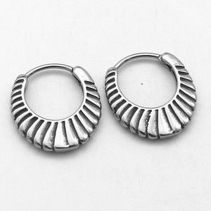 Pendientes Huggie de yunnique con forma de media luna, diseño geométrico en forma de abanico de acero y titanio para mujer, joyería de moda - Product Image 2