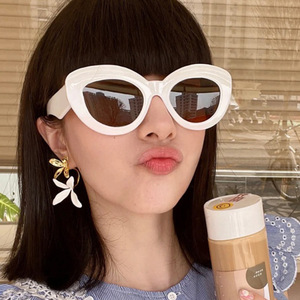 Lunettes de soleil pour femmes Little Red Book, style identique à Ins, super tendance, œil de chat, monture intégrale, UV400, nouveau modèle vintage blanc <span class=keywords><strong>2022</strong></span> - Product Image 1