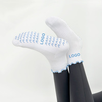 Chaussettes de yoga en coton blanc avec logo personnalisé, chaussettes antidérapantes bleu clair pour femmes, chaussettes à volants pour la salle de sport, l'entraînement et le studio