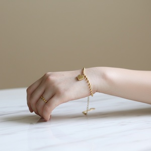 Bracelet en chaîne à billes en acier inoxydable plaqué or avec breloque cœur, vente en gros - Product Image 5
