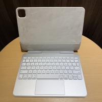 WITSPAD Keyboard Nirkabel 2.4GHz USB-C Berbahan Aluminium Alloy untuk iPad Air 11-inci/13-inci 64-Tombol Touchpad RGB Backlit Slim Case