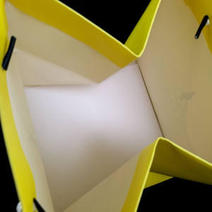 Sac en papier couché de qualité alimentaire recyclable personnalisé avec poignée en forme de gilet pour chocolat - Product Image 6