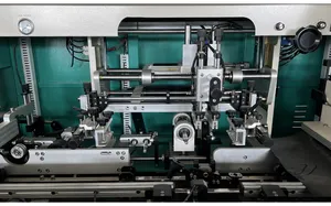 विश्वसनीय मोटर पंप घटकों के साथ स्वचालित 4-रंग 4-स्टेशन प्लास्टिक बोतल प्रिंटर 3000 पीसी/घंटा टच स्क्रीन बहुरंगा