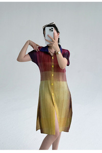 Abito <span class=keywords><strong>plissettato</strong></span> stile Miyake, Nuova Collezione Primavera 2026, Casual, con motivo a blocchi di colore sfumati arcobaleno e motivo verticale, per il tempo libero da donna - Product Image 4