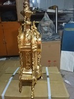 Horloge de cheminée mécanique en laiton de style Louis XV Rococo français, imitation antique du XVIIIe siècle, plaqué or 24 carats, grande taille