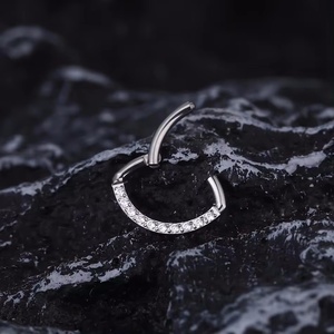 Orecchino a Cerchio in Titanio ASTM F136 per Daith a Forma di Luna a Goccia per Cartilagine Trago Elice con Zircone Cubico Trasparente come Pietra Principale - Product Image 6