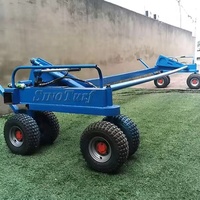 Transporteur de gazon pour le transport de rouleaux d'herbe artificielle
