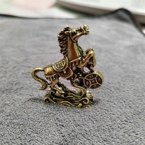 Statua Portafortuna in Ottone dello Zodiaco: Cavallo che Calpega Monete, Ornamento da Scrivania Feng Shui, Regalo Artigianale, Scultura Animale - Product Image 3