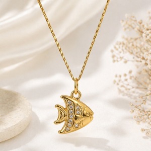 Yunnique – collier avec pendentif poisson plaqué or pour femmes, avec incrustation de zircon, chaîne de clavicule en acier inoxydable, pour cadeau, tenue de loisirs - Product Image 2