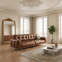 Canapé Chesterfield trois places en cuir pleine fleur marron de style italien moderne, luxe léger et minimaliste pour appartement, penthouse, club