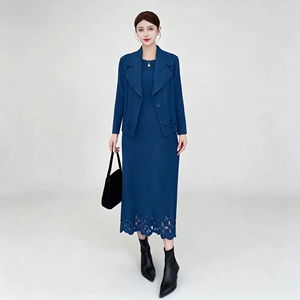 Completo tailleur plissettato Miyake taglie forti, elegante abito midi plissettato con <span class=keywords><strong>blazer</strong></span> intagliato al laser, collezione Autunno 2026 - Product Image 1