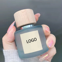 Vente en gros Bouteilles rondes en verre pour parfums 50ml 30ml 100ml Bouteille vide de parfum rose mat rechargeable en verre avec bouchon en bois