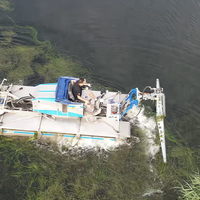 Bateau de coupe amphibie multifonctionnel à propulsion hydraulique pour les travaux sur les berges des étangs et des lacs.