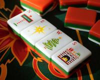 Jeu de Mahjong américain en acrylique rouge à 3 couches sur le thème de Noël, 160 tuiles, jeu de Mahjong de luxe imprimé sur mesure pour les fêtes de Noël
