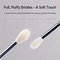 Pinceau à paupières en forme de flamme avec poils de chèvre doux pour un estompage contrôlé du pli paupière et des looks d'yeux diffus, vendu à l'unité