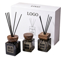 Diffuseur de parfum d'ambiance de luxe en verre violet dégradé avec bouchon en bois et bâtonnets en rotin noir – Décoration de table