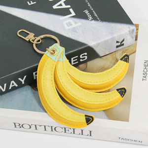 Vente en gros de nouveaux porte-clés en cuir PU avec pendentif en forme de fruit simulé mignon, design personnalisé, banane, accessoires décoratifs pour sac - Product Image 6