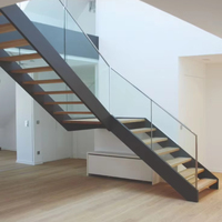 Escalier intérieur en acier et bois à double poutre en L, design contemporain, durable et sûr, avec garde-corps en verre