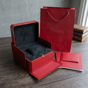 Estuche Protector Rectangular para Reloj de Cuero Sintético Rojo con Interior de Gamuza Sintética y Cierre de Botón - Product Image 2
