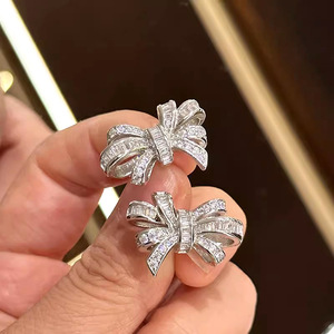 Orecchini a perno con fiocco simmetrico da donna, design dolce e femminile, accessori per l'orecchio da indossare tutti i giorni - Product Image 3