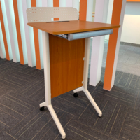 Podium ergonomique classique rouge et blanc, design moderne, mobilier adapté aux bureaux d'ordinateur portables ou aux bureaux verticaux pour l'école ou le bureau