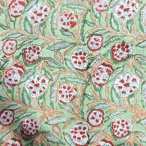 Tela de Algodón Estampada a Mano con Motivo Floral de Enredadera en Verde Menta y Coral, Estampado Floral Botánico en Verde Menta y Melocotón-Coral - Product Image 1