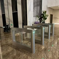 Porte battante de contrôle d'accès à reconnaissance faciale intégrée, personnalisée pour immeuble de bureaux, dernier design