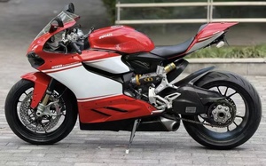 <span class=keywords><strong>Moto</strong></span> <span class=keywords><strong>de</strong></span> <span class=keywords><strong>course</strong></span> <span class=keywords><strong>Ducati</strong></span> 1199 rouge avec moteur L-Twin refroidi par eau <span class=keywords><strong>de</strong></span> 1199 cm³ à quatre temps, 143 kW, 300 km/h - Product Image 5
