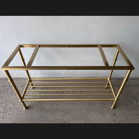 Meuble de salle de bain de luxe sur mesure en laiton doré antique pour lavabo en marbre blanc de Carrare, console côtelée et vasque intégrée