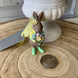 Décoration suspendue en résine de lapin de Pâques, faite à la main, peinte à la main, ornements de lapin pastel - Product Image 5